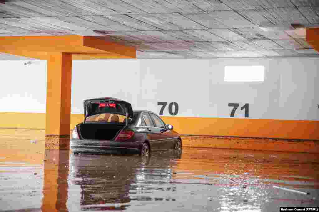Një veturë e përmbytur në një parking nëntokësor në qendër të Rahovecit.Autoritetet thanë se parkingu u mbush me ujë pas shiut të pandërprerë disa orësh, duke lënë shumë automjete të ngujuara brenda dhe të rrëzikuara nga përmbytja.
