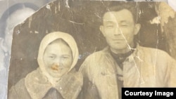 Израил Жанузаков жана анын жубайы. Сүрөт кайсыл жылы тартылганы белгисиз.