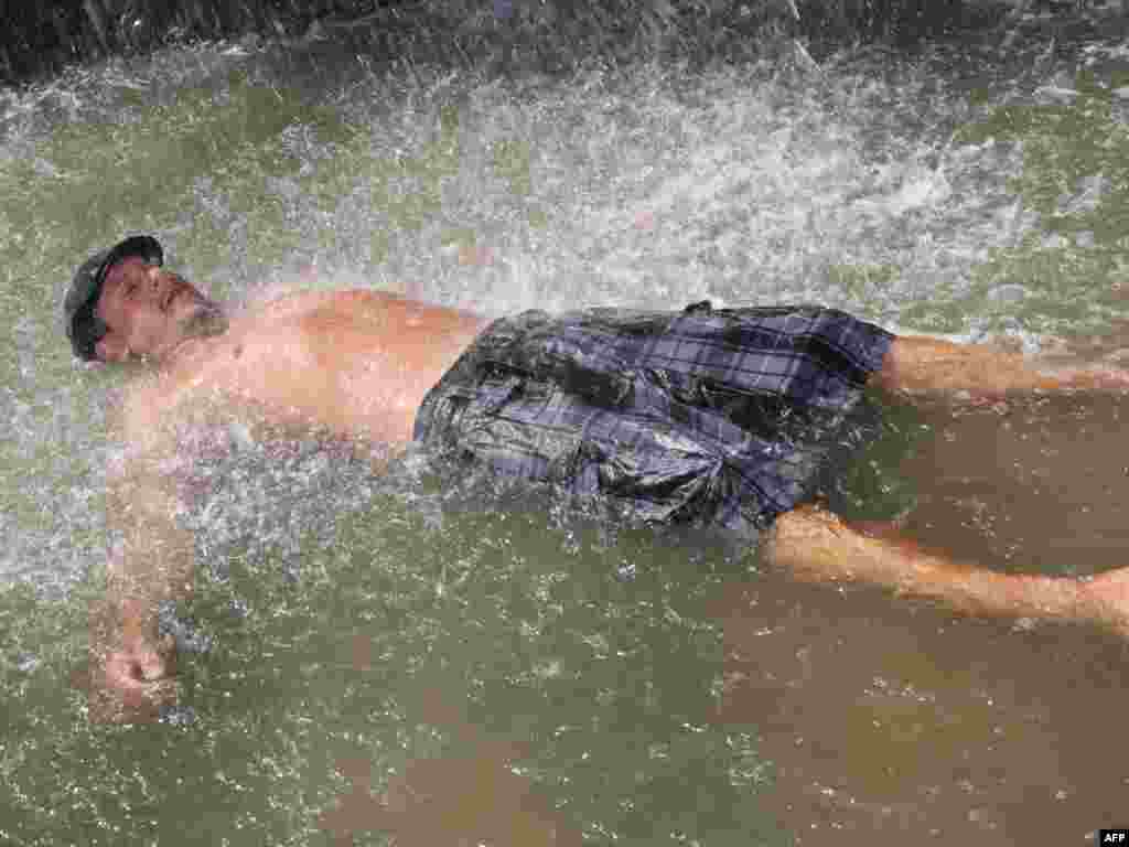Njemačka - Rashlađivanje u fontani na 37 stupnjeva celsiusa, Berlin, 11.07.2010. 