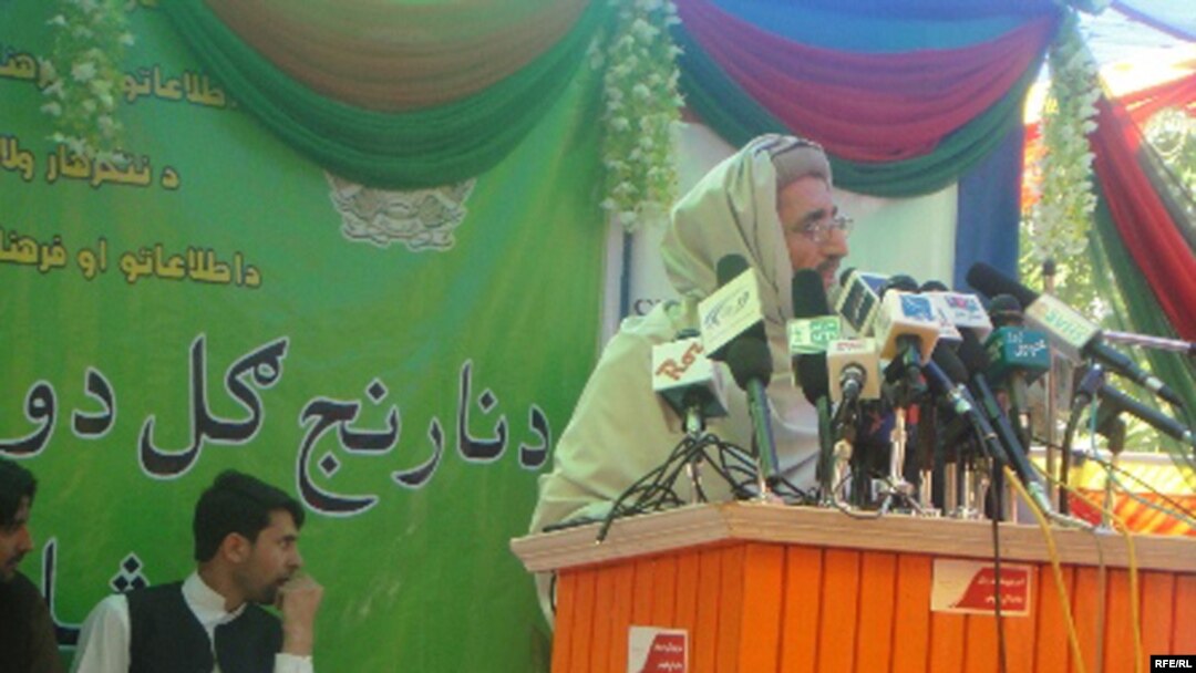 استاد محمد اصف صمیم د نارنج ګل د مشاعرې ګډونوالو ته وینا کوي . 