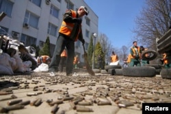 Будівля Донецького СБУ невдовзі після захоплення бойовиками, квітень 2014 року