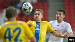 Krivets Sergei (center) of BATE Borisov of Belarus challenges Laszlo Zsidai (right) of Debreceni VSC of Hungary for the ball during their Champions League first leg third qualifying round match in Nagyerdei Stadium in Debrecen in late July. With its home win on August 5, BATE Borisov advanced.