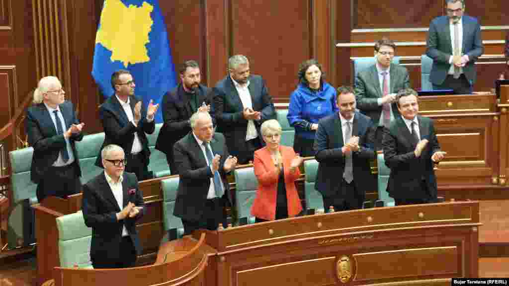 Anëtarë të kabinetit qeverisës duke duartrokitur në fund të seancës kur deputetët dështuan të zgjedhinin presidentin e ri të Kosovës. 