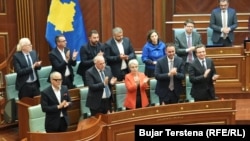 Anëtarë të ekzekutivit kosovar duartrokasin teksa shpërndahet legjislatura e dhjetë mesnatën e 28 prillit.