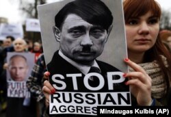 Demonstranți în fața ambasadei ruse din Vilnius