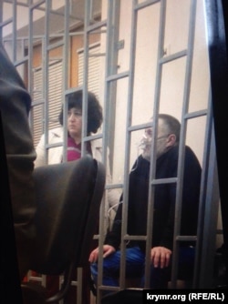 Бекир Дегерменджи в кислородной маске в зале суда. Симферополь, 6 декабря 2017 года