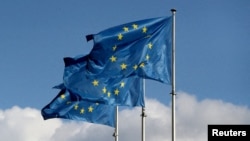 Flamuj të Bashkimit Evropian duke valëvitur në Bruksel. Fotografi nga arkivi.