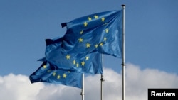 Steaguri ale Uniunii Europene arborează în fața sediului Comisiei Europene de la Bruxelles 