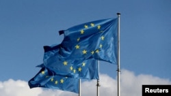 Zastave Evropske unije ispred zgrade Evropske komisije u Briselu.