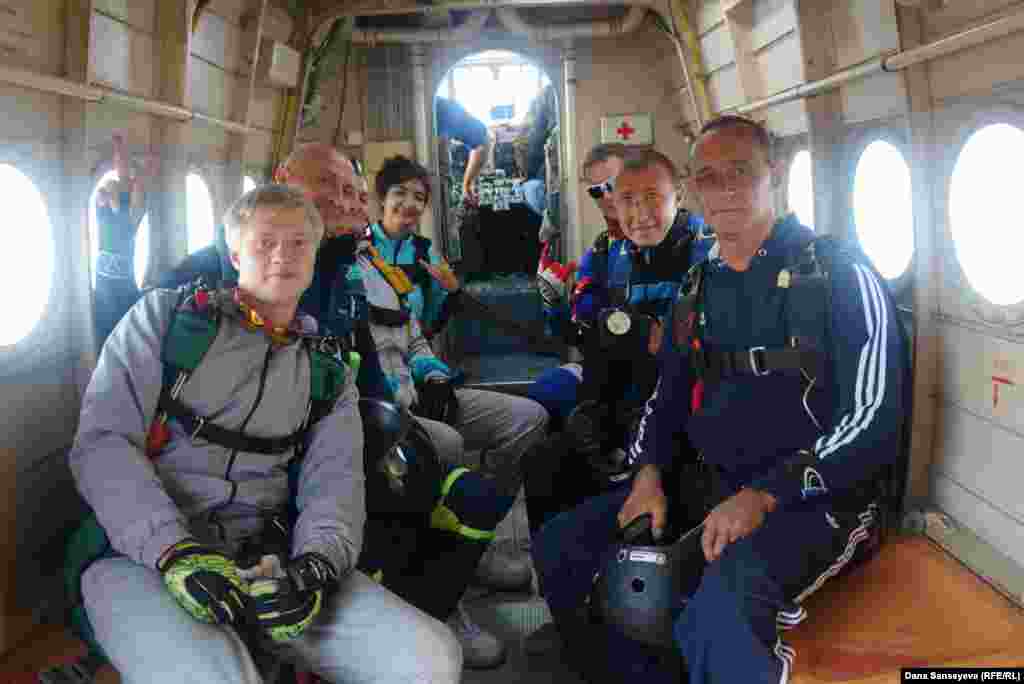 Группа спортсменов поднимается на борту того же самолета на высоту 3000 метров, чтобы совершить одиночные и тандемные прыжки. Всего в Астане парашютистов-спортсменов - 15 человек и отличает их от любителей то, что у них имеются спортивные международные лицензии FAI.