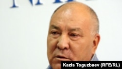 Лидер Коммунистической партии Казахстана Газиз Алдамжаров на пресс-конференции. Алматы, 20 июля 2011 года. 