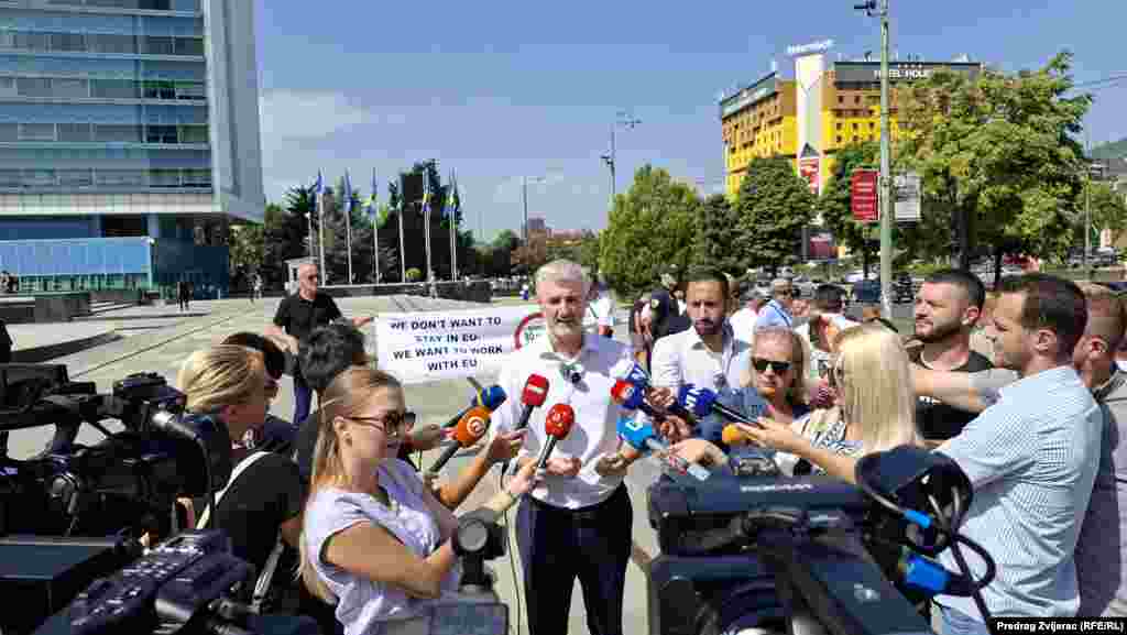 Ministar prometa i komunikacija BiH Edin Forto obraća se novinarima tokom protesta.Forto je uoči protesta je najavio da će podržati profesionalne vozače u njihovom zahtjevu, navodeći da treba razmotriti mjere koje bi omogućile fleksibilniju primjenu pravila 90/180 dana za profesionalne vozače, bez potrebe za izmjenama važećih zakona Evropske unije.
