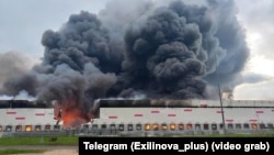 Українські БпЛА завдали ударів по об'єктах у Рязанській області Росії, а в соціальних мережах з'явилися відео, на яких видно, як охоплений полум'ям склад Wildberries