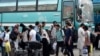 یوشمېر مساپر کوټې ته تر رسېدو وروسته د بسونو په اډه کې ولاړ دي - انځور له ارشیفه. 