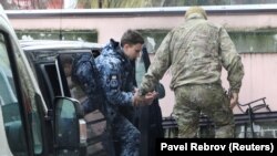 Захваченного украинского военнослужащего привезли на заседание суда в Симферополе, ноябрь 2018 год