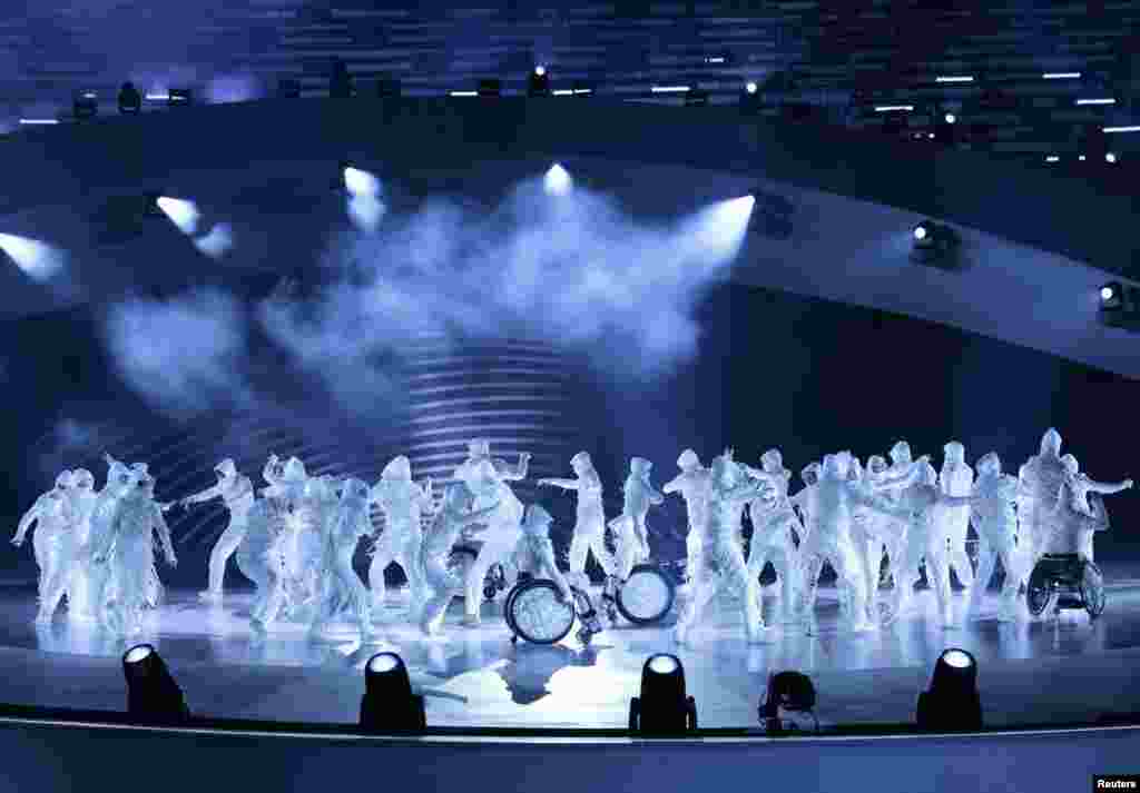 У цырымоніі адкрыцьця зімовых Паралімпійскіх гульняў, якую назвалі «Жыцьцё ў руху» ўдзельнічалі артысты з абмежаванымі магчымасьцямі. Гімн выканала італьянска-малійская сьпявачка Мімі Каруза. Выступіў таксама заснавальнік The Police Сцюарта Коўплэнд з брытанскім барабаншчыкам Карнэлам Хрыска-Мун, які нарадзіўся без перадплеччаў.