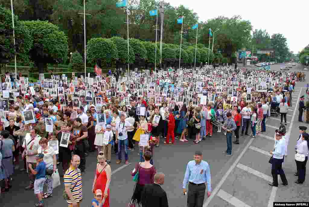 В Алматы акция &laquo;Бессмертный полк&raquo; проводится второй раз. Она является частью &laquo;Марша ветеранов&raquo;, проводимого в восьмой раз. В прошлом году в ней приняли участие только десятки человек. В этом году благодаря информированию в социальных сетях акция была масштабной. Трудно было найти точку, с которой бы можно было сфотографировать колонну во всю ее длину.