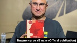 Історик, журналіст, головний редактор інтернет-видання «Історична правда» Вахтанг Кіпіані з книжкою «Країна жіночого роду»