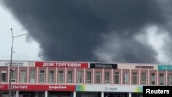 Ресейдің Мурманск облысында дрон шабуылынан кейін әуеге көтерілген түтін. 1 маусым, 2025 жыл.