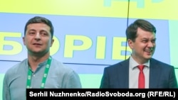 Раніше президент Володимир Зеленський назвав можливе відкликання Дмитра Разумкова «внутрішнім питанням фракції»