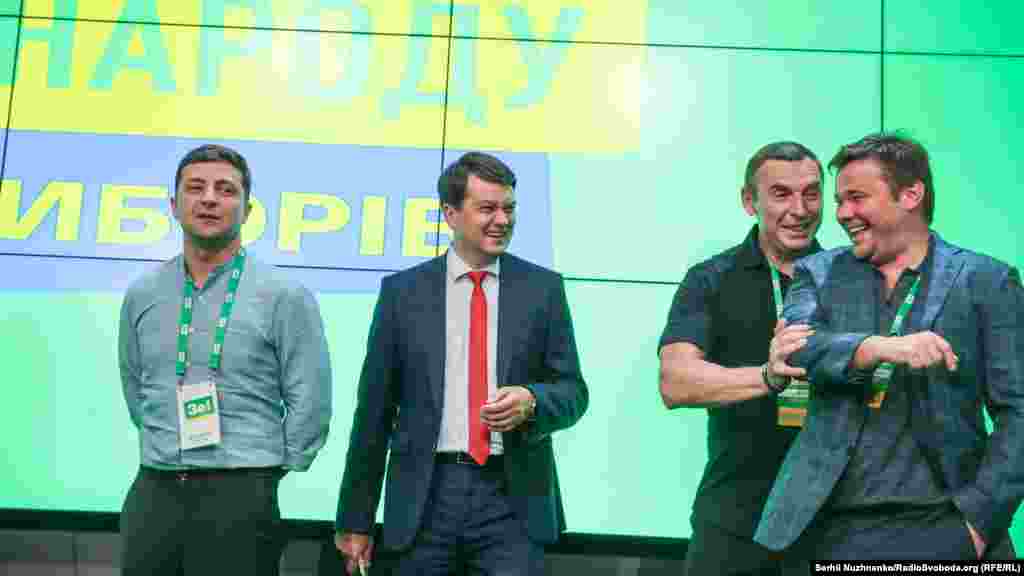 Володимир Зеленський, Дмитро Разумков, Сергій Шефір та Андрій Богдан у виборчому штабі під час виборів президента