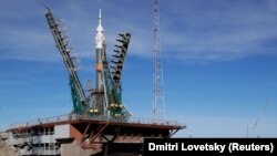 "Союз-ФГ" с космическим кораблем "Союз МС-10" перед запуском на космодроме Байконур