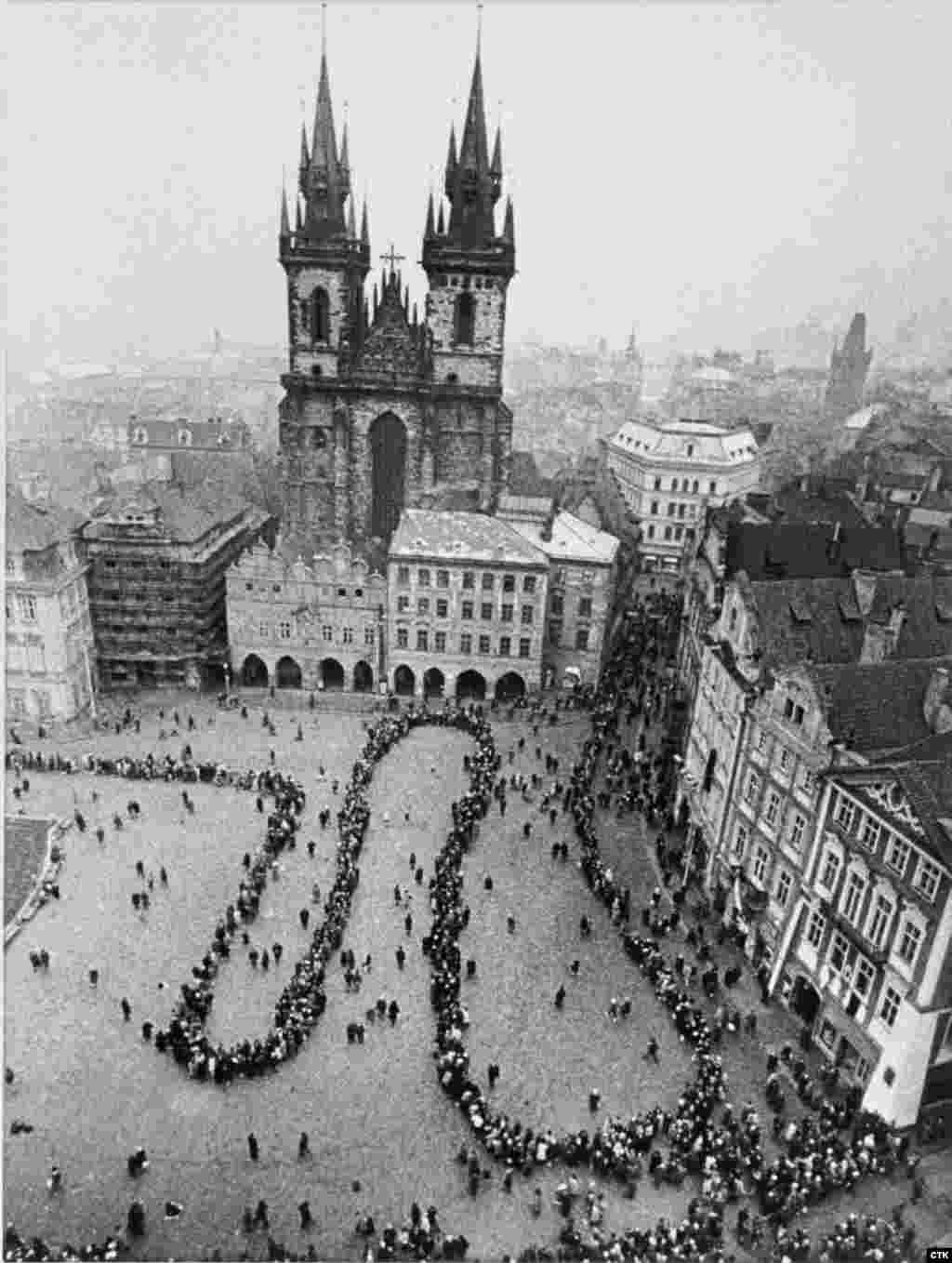 22 січня 1969 року, черга на Староміській площі у Празі охочих попрощатися з Яном Палахом, померлим 19 січня 1969 після акту самоспалення