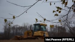 Уничтожение зеленой зоны берега Казанки за стадионом началось осенью.