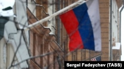 Флаги России и США на здании посольства США в России, иллюстрационное фото