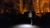 Чоловік йде темною вулицею під час часткового відключення електроенергії у Києві, Україна, 16 травня 2024 року