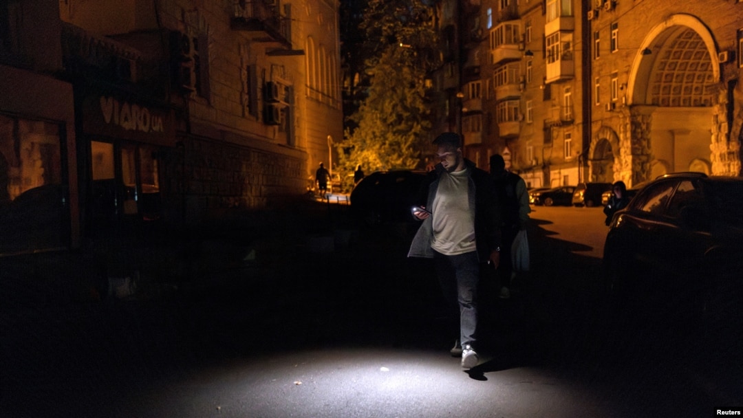 Loviturile rusești asupra infrastructurii energetice au dus la pene de curent, cum a fost la Kiev luna trecută.