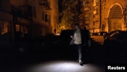 Sötét utca a részleges áramkimaradás alatt Kijevben