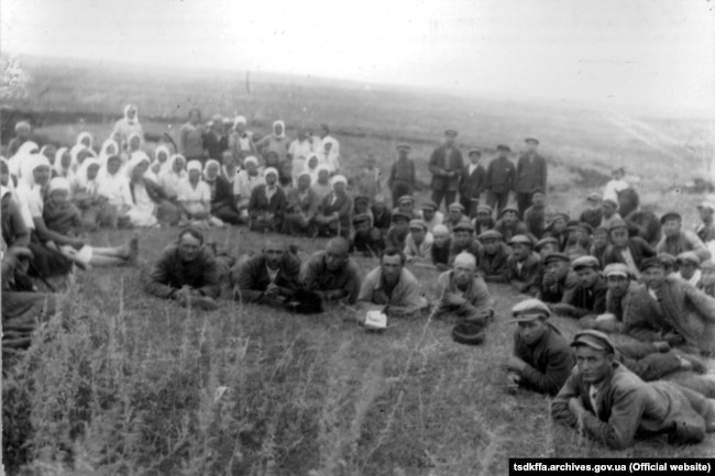 Punëtorët e fermës kolektive me emrin D. Bedny, rrethi Krasnoarmeisky, rajoni Donetsk pas takimit Vendi dhe data e xhirimit: f.  Udachnoye, 1930