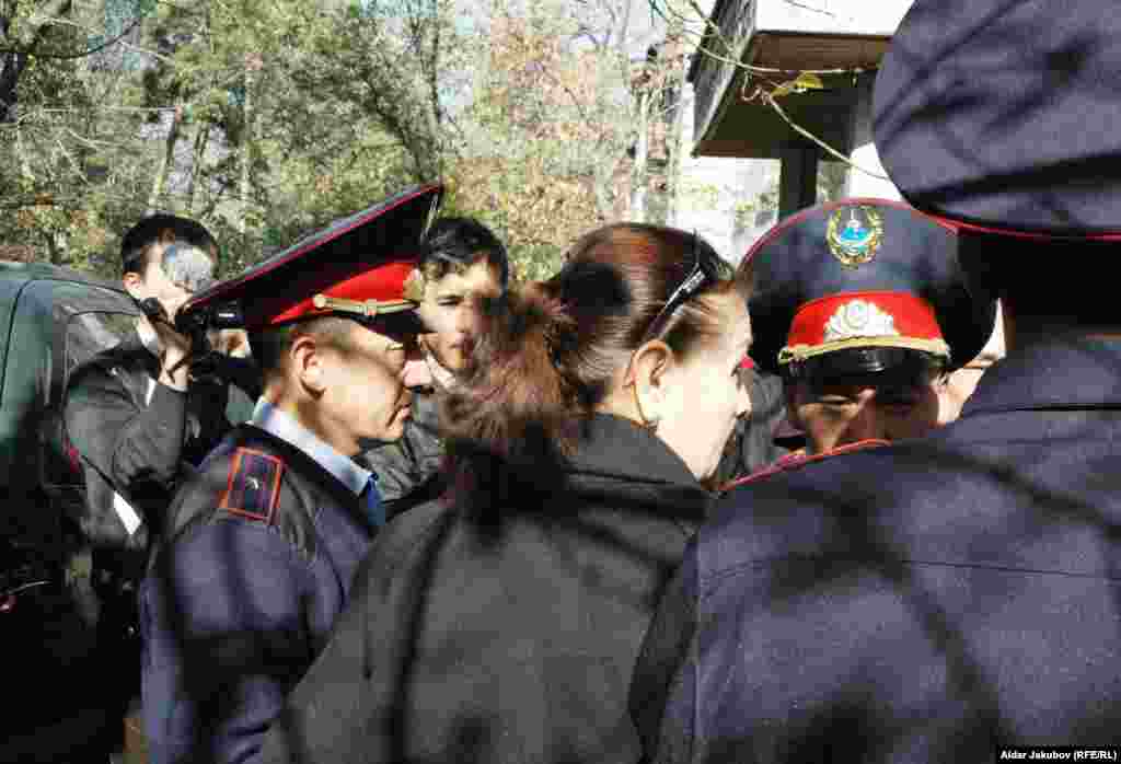 Полицейский наряд прибыл к зданию Национального пресс-клуба - Полицейский наряд прибыл к зданию Национального пресс-клуба, где была сорвана пресс-конференция оппозиционеров. Алматы, 27 октября 2010 года.