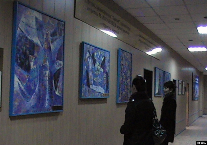 Экспозиция ранних работ Марата Бекеева в фойе Русско-казахского международного университета. Актобе, 4 декабря 2009 года