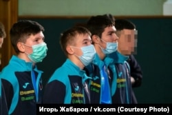 Игорь Жабаров (второй слева)