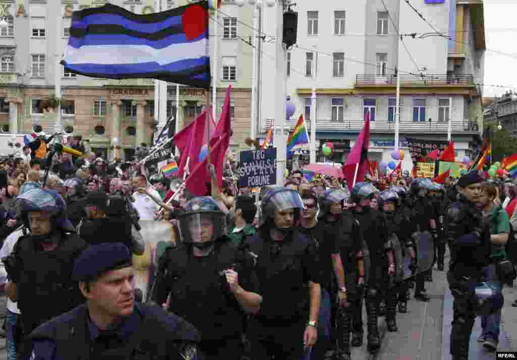 Parada ponosa u Zagrebu 19. jun 2010. , FOTO: ZOOMZG - Ovogodišnja manifestacija, koja je održana pod sloganom "Hrvatska to može progutati", okupila je oko 600 učesnika koji su došli da podrže pravo homoseksualaca na različitost. Povorku, koja je šetala ulicama Zagreba, obezbjeđivalo je oko 200 policajaca, 20-ak kombija i desetak automobila. Na Trgu bana Jelačića povorka se susrela sa predstavnicima Hrvatske čiste stranke prava, koji su organizovali kontraskup, ali nije došlo do fizičkih sukoba.