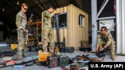 Американські військові перевіряють зброю перед евакуацією із Афганістану в міжнародному аеропорту імені Хаміда Карзая. Кабул, 25 серпня 2021 року