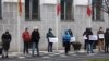 Câte zeci de timișoreni s-au adunat în fața Primăriei și au solicitat respectarea punctului 4 al Proclamației de la Timișoara.