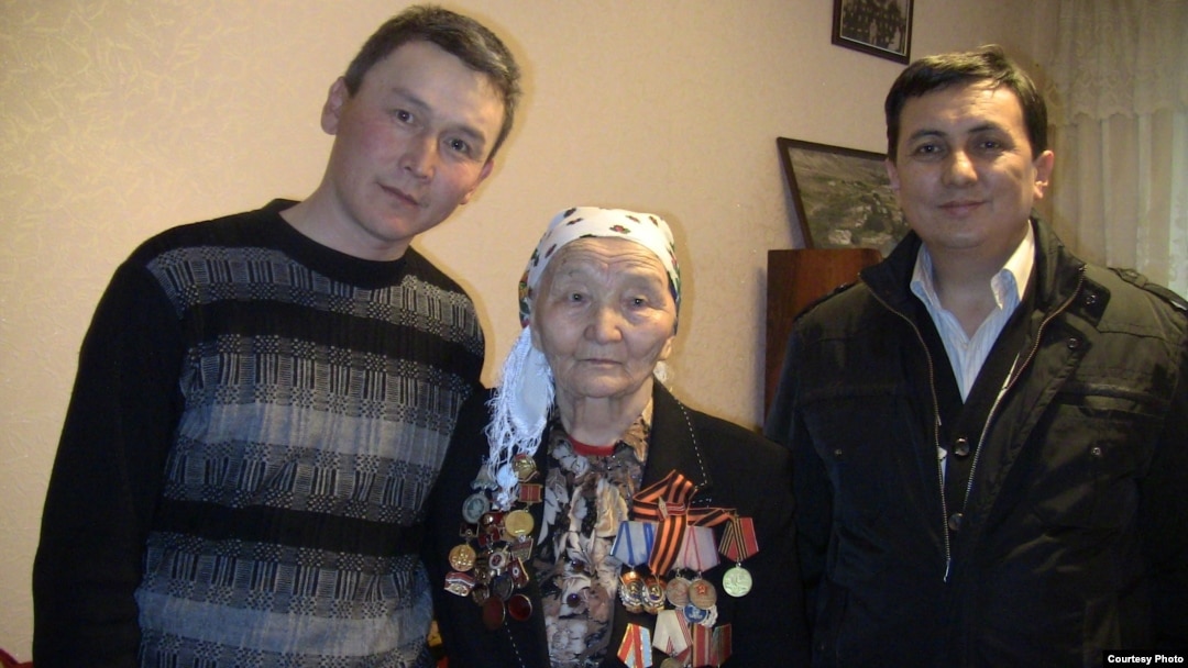 Күмүш Суранова небереси Нурлан (солдо) жана журналист Кубат Чекиров менен.