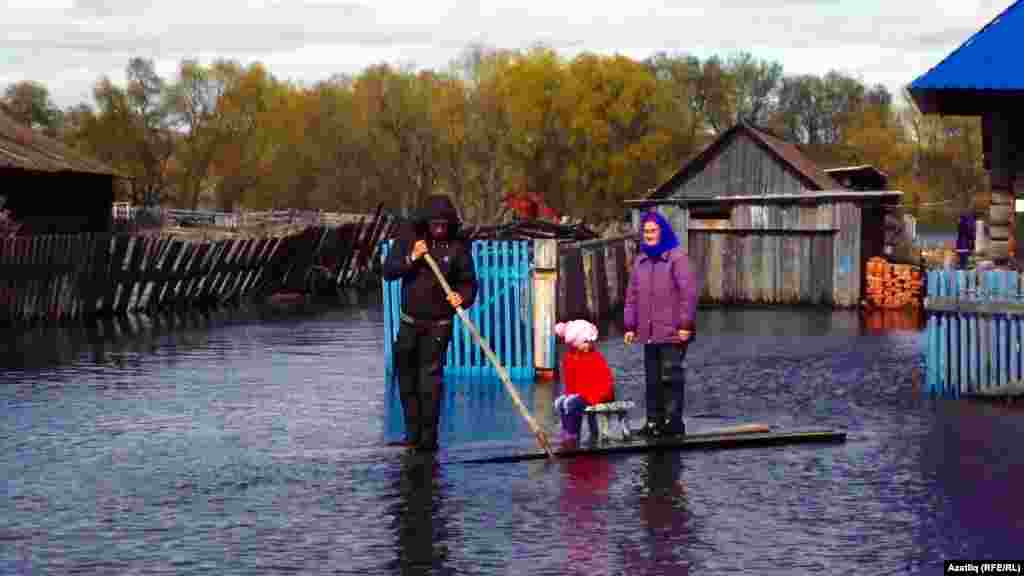 Russia -- Flooding in Ebargul village of Omsk region, Russia, 8May2015