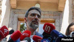  «Ուժեղ Հայաստան»-ի ներկայացուցիչ Արամ Վարդևանյանը զրուցում է լրագրողների հետ, Երևան, 12-ը հունիսի, 2026թ.