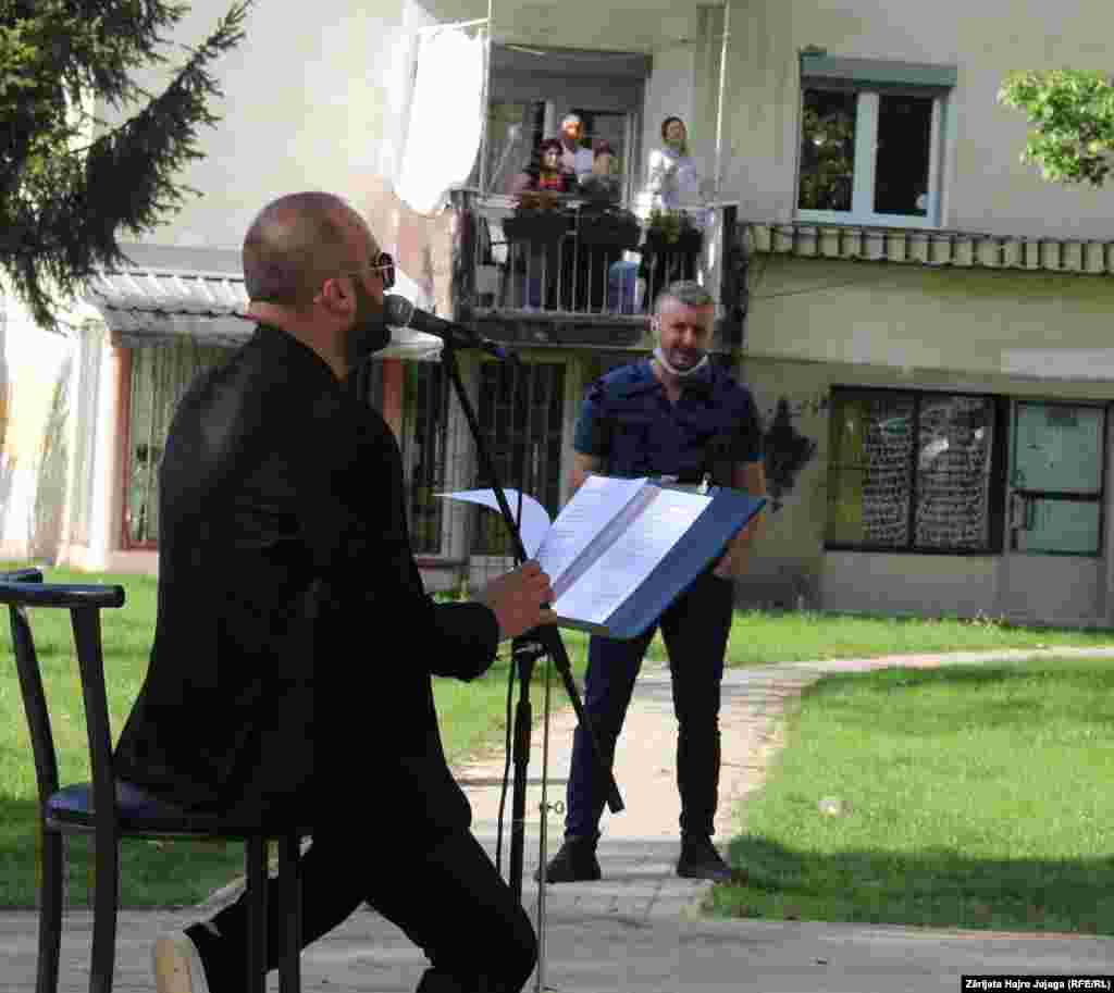 Këngëtari, Tafa Ymeri, duke performuar në një lagje të Shkupit. 