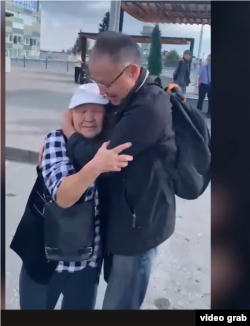 Вышедший из тюрьмы политик Айрат Дильмухаметов обнимается со своей матерью. Уфа, 12 сентября 2026 года.