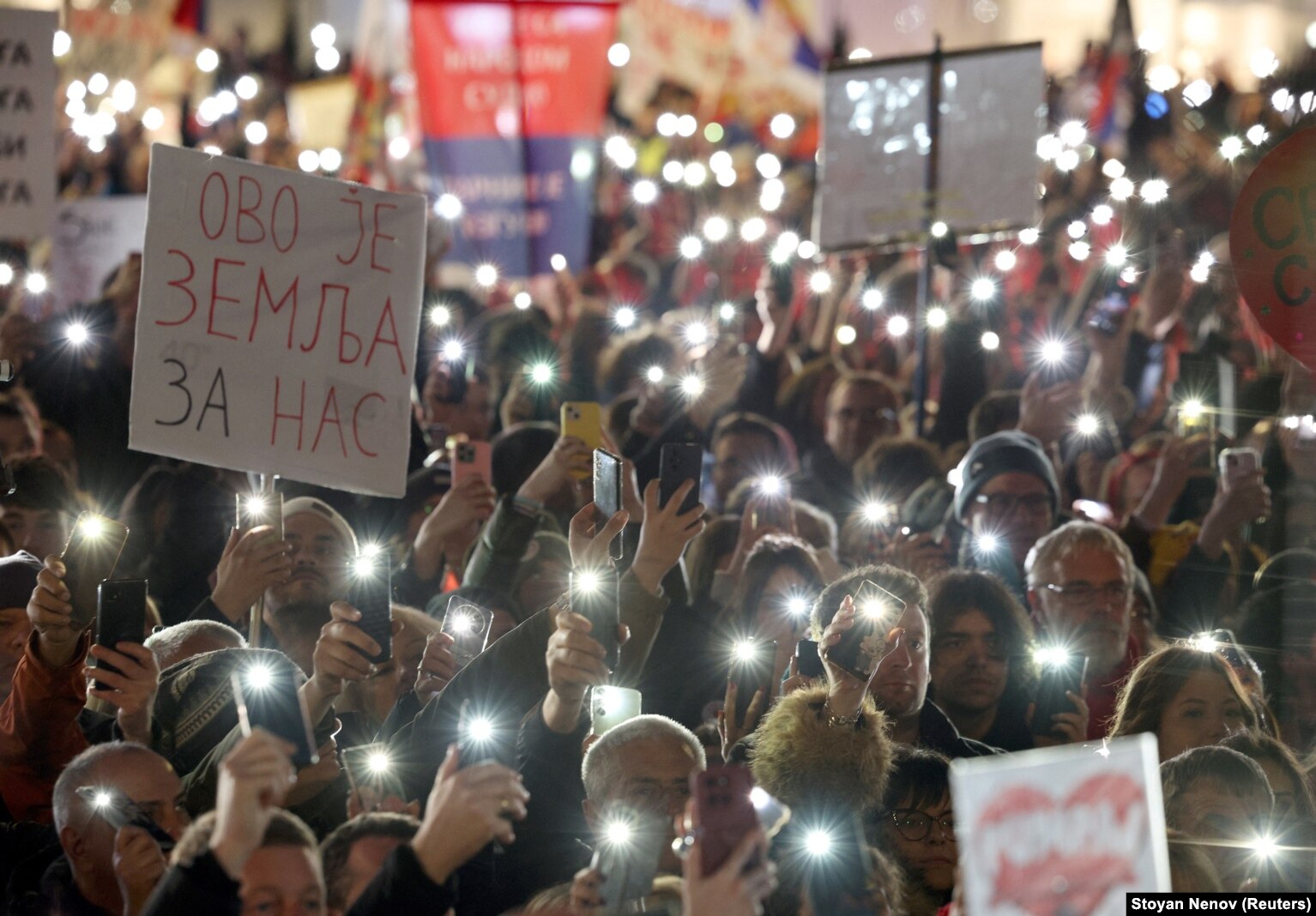Mijëra qytetarë serbë duke protestuar në Nish më 1 mars 2025.