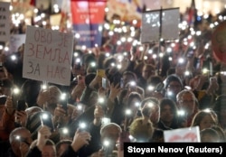 Mijëra qytetarë serbë duke protestuar në Nish më 1 mars 2025.