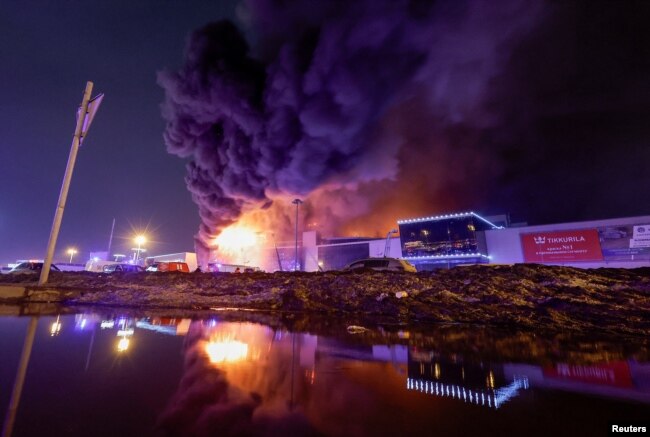 Чад од запалената концертна сала во Крокус Сити Хол по пукањето, 22 март 2024 година