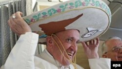 Папа Франциск вдягає сомбреро, подароване мексиканським журналістом, Куба, 12 лютого 2015 року