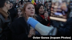 Fosta senatoare și actuala eurodeputată Diana Șoșoacă la un protest față de măsurile împotriva răspândirii Covid, în martie 2021.