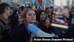 Senatoarea SOS a obținut, prin intermediari, autorizație pentru organizarea unui protest în București la care sunt așteptați fermierii și transportatorii. Aceștia nu se prea înghesuie să participe considerând că nu e protestul lor, ci al unui partid politic.